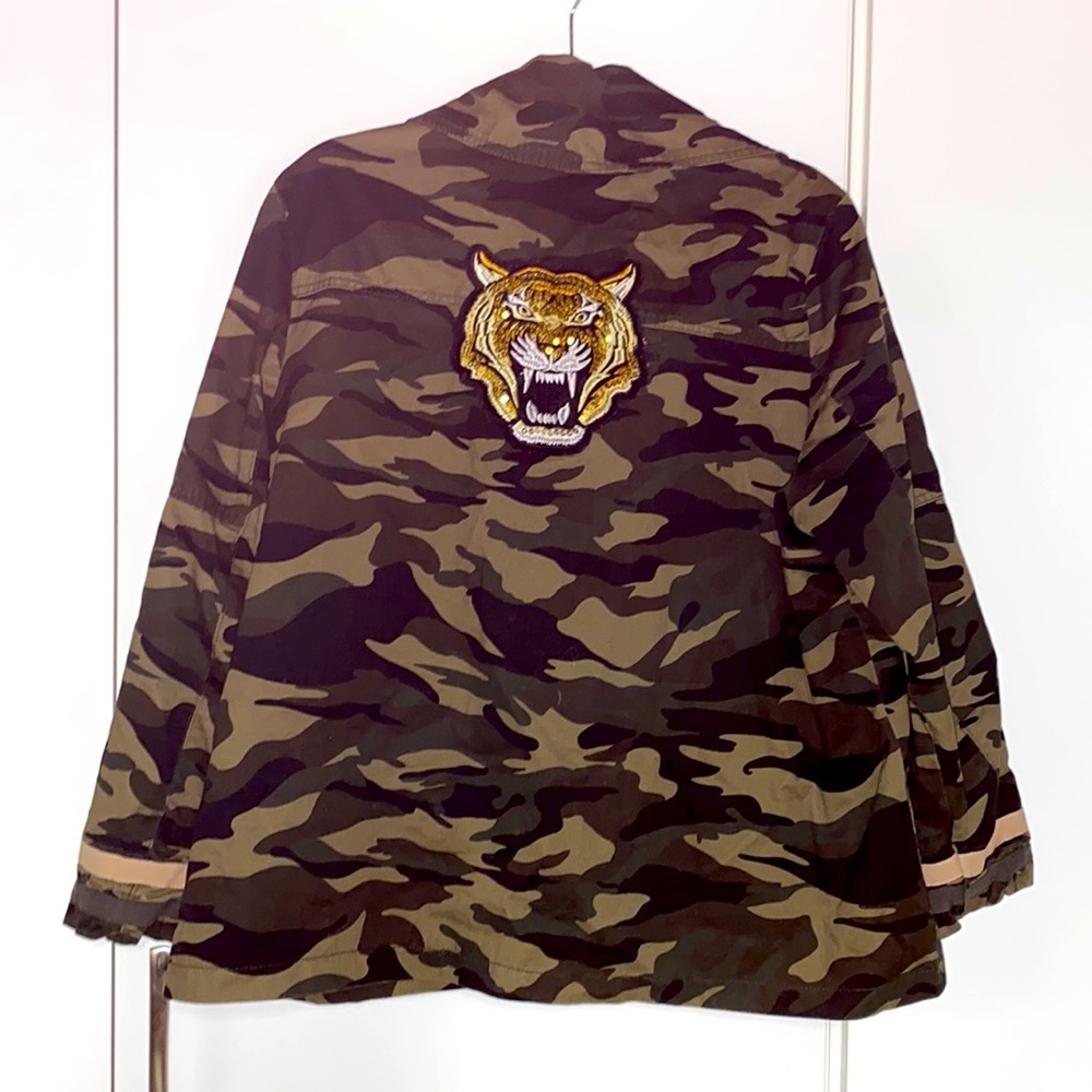 Like new jacket with tiger patch on the back Size XL